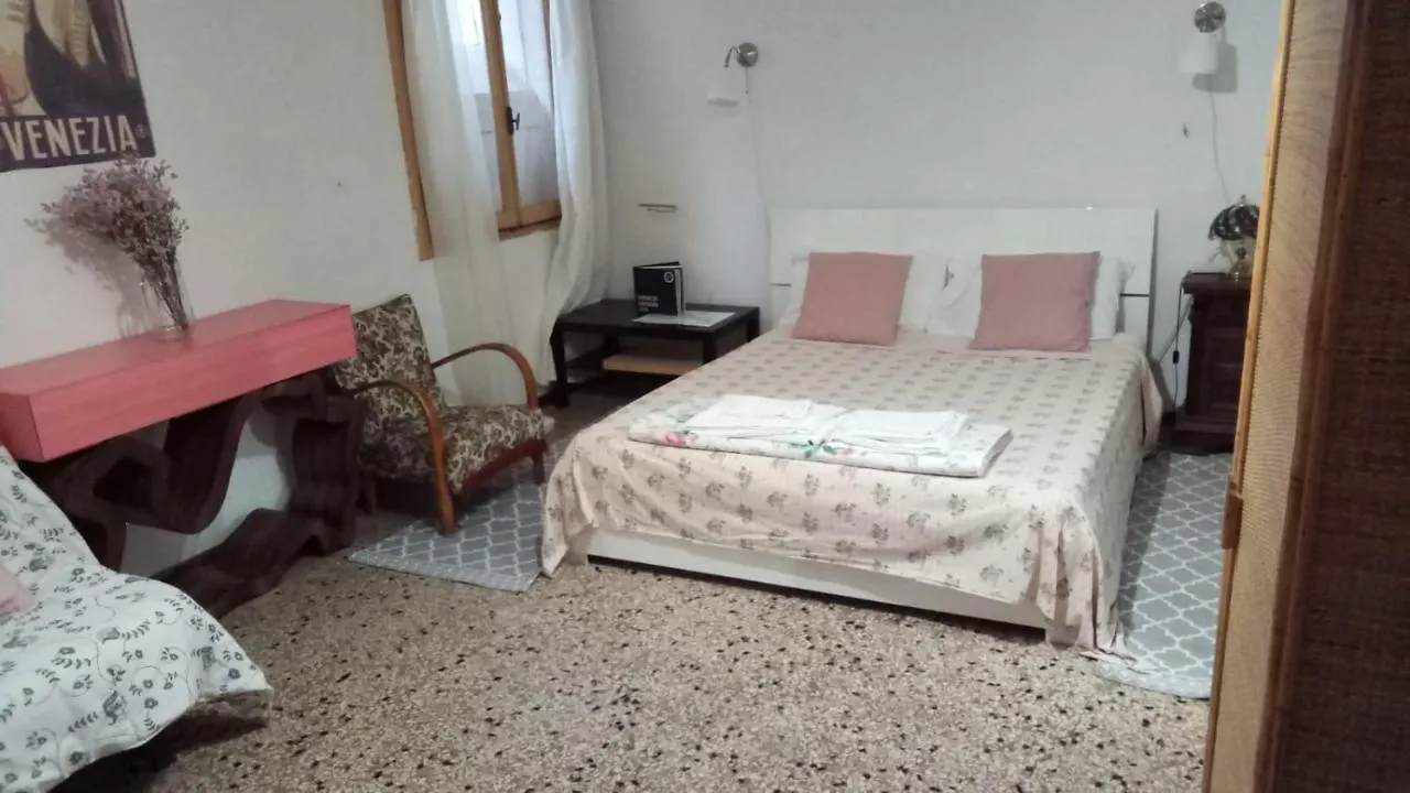 Bed&Red Roses Palace Muazzo Bed and Breakfast Venezia Bed & Breakfast